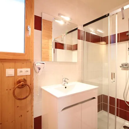 Mitoyen Avec Terrasse, 2 Chambres, Parking Prive Chalet *